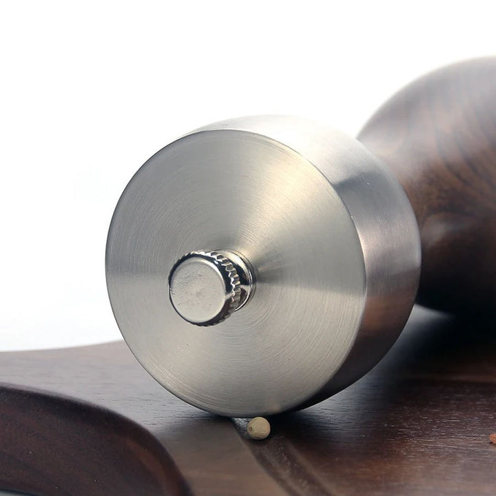 Ergonomic Design of KVAERN Grinders – Showcasing the user-friendly design suitable for all users, including those with dexterity issues, making seasoning effortless.